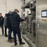 Srdečně vítáme zahraniční zákazníky, aby navštívili naši společnost a zkontrolovali sekundární lisovací zařízení